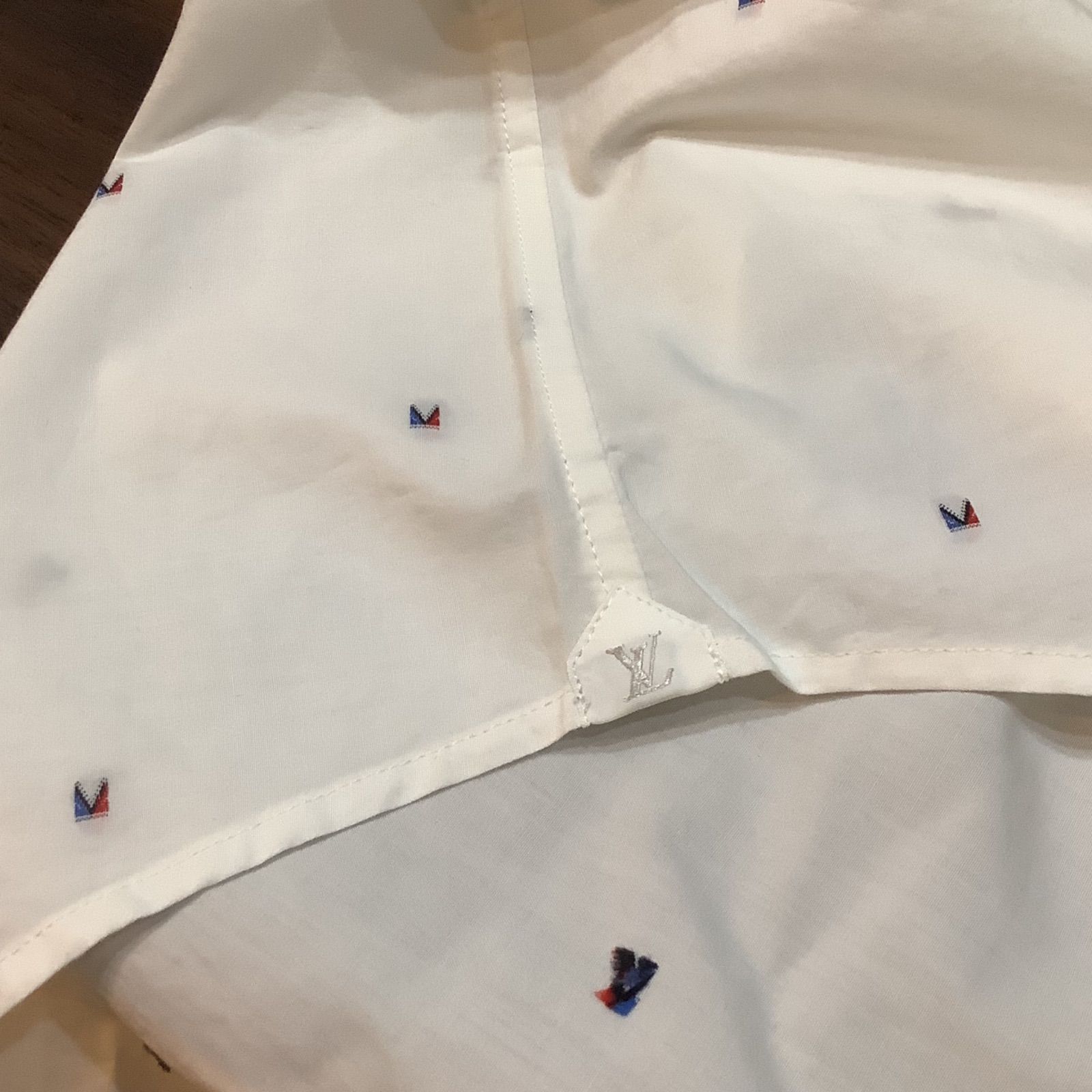 美品　現行　ルイヴィトン　シャツ　ワッペン　刺繍　LV　ホワイト　サイズS LOUIS VUITTON(ルイヴィトン) 22AW LVSEボックスシャツ RM222E