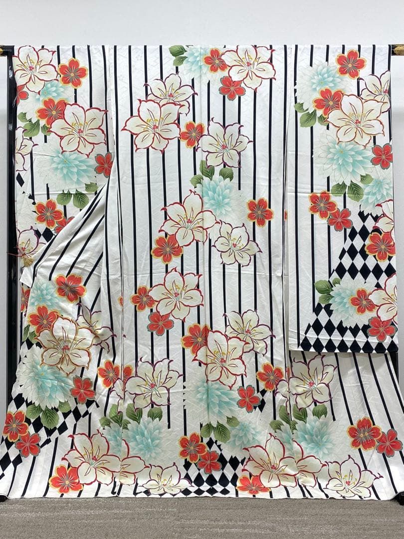 振袖 仮絵羽 刺繍 金駒 金彩 紋意匠 百合 桜 正絹 未仕立て品 八掛付き