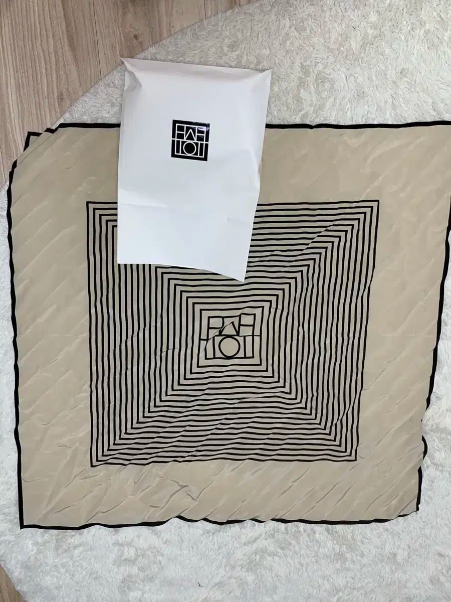 【TOTEME】モノグラムジャカード サロン エクリュ Toteme（トーテム） シグニチャー モノグラム スカーフ - メルカリ