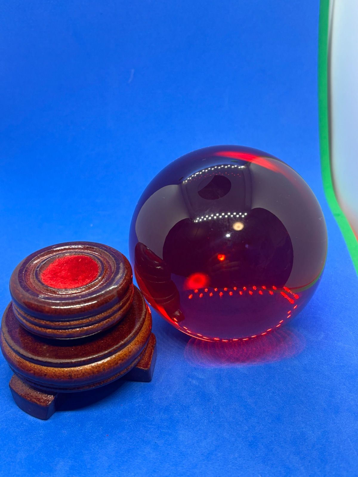 紅水晶スフィア「開運来福」置物（直径約8cm／型番：4927）