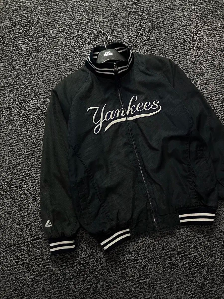 MLB ニューヨーク ヤンキース マジェスティック製 スタジアムジャンパー L MAJESTIC New York Yankees マジェスティック ニューヨーク ヤンキース