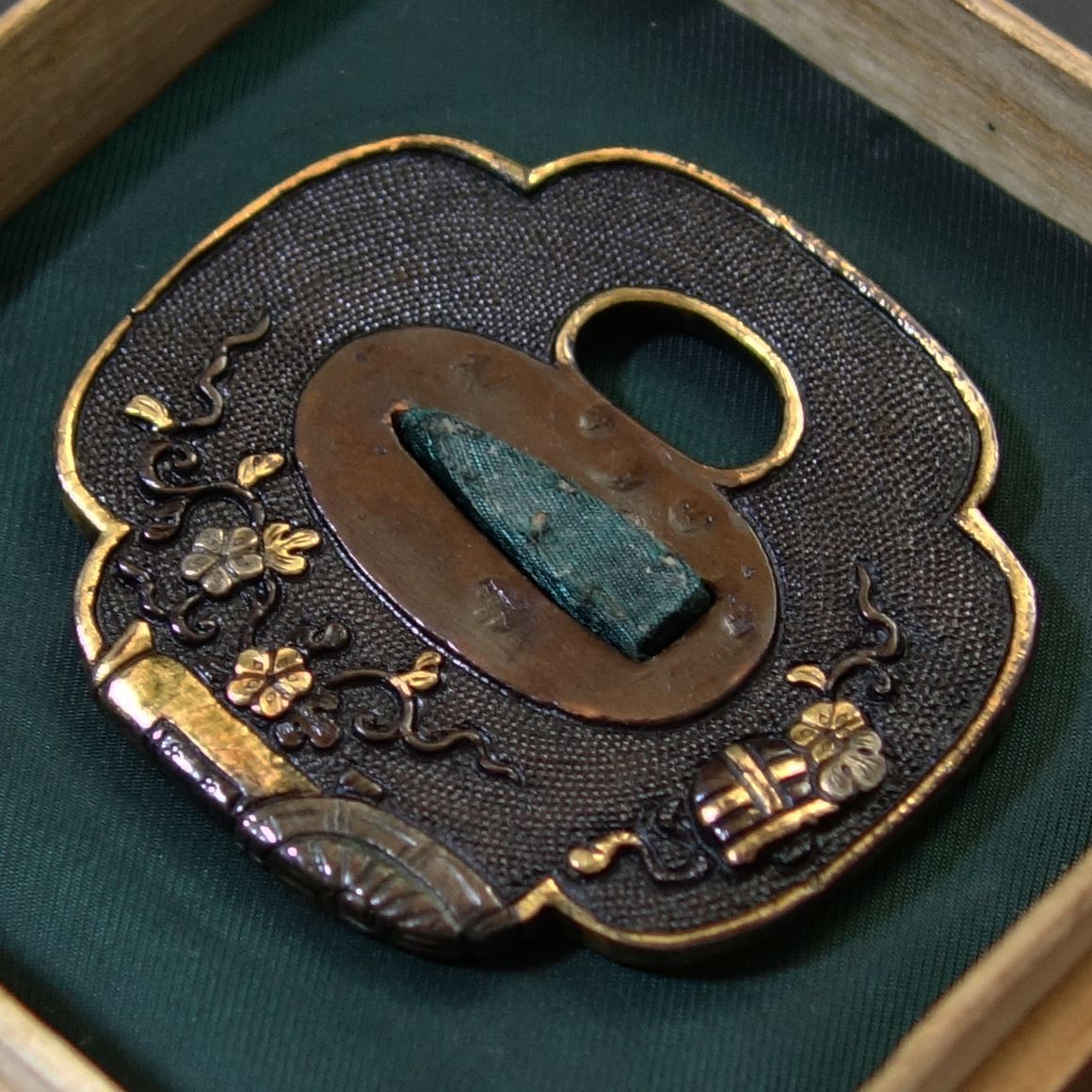 素赤銅地日本銭鋤彫鍔 銀覆輪 鍔箱付 Tsuba [Ko-kinko Tatsutagawa-zu-Tsuba][N.B.T.H.K] Tokubetsu
