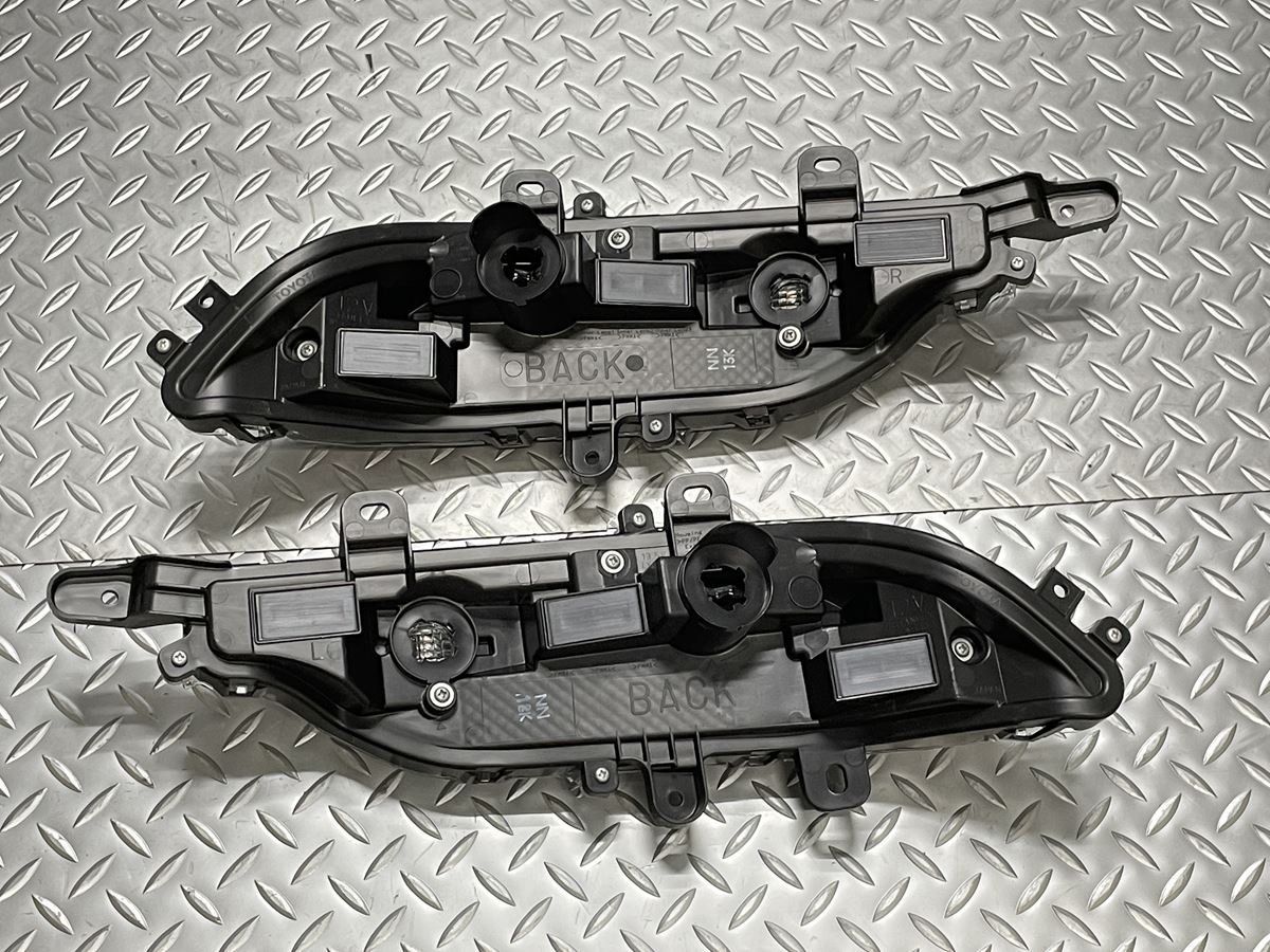 送料無料【新品】80系ハリアー 純正テールランプ ウインカー バック 