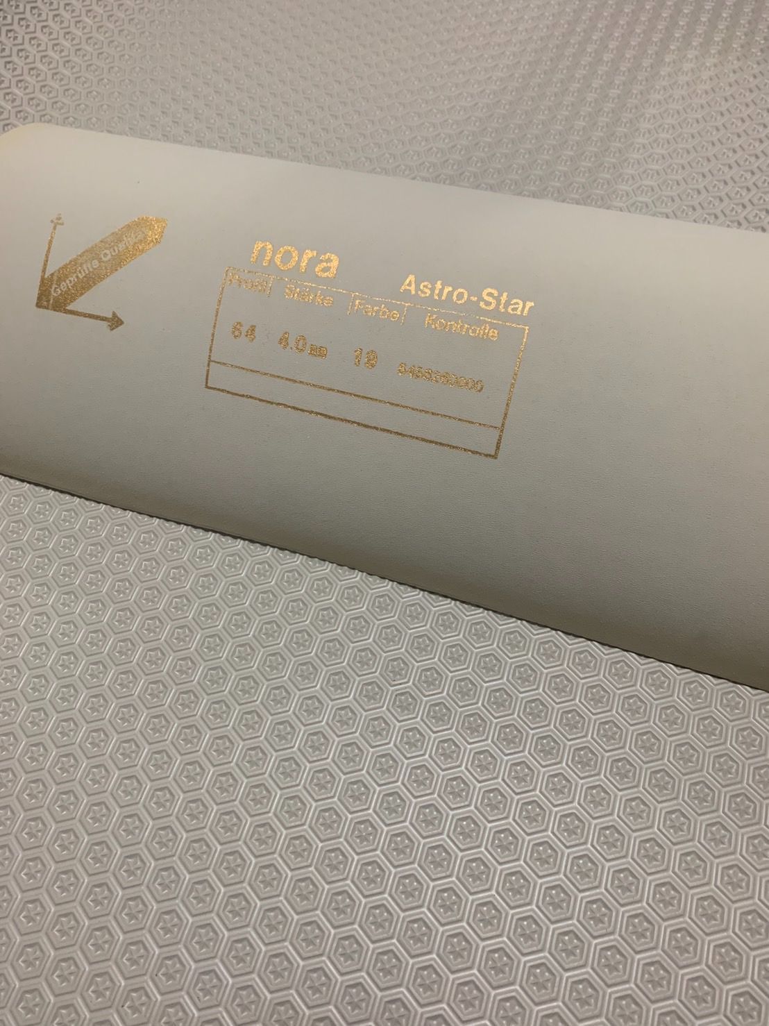 小分け販売】nora アストロスター 4mm 20×30㎝ 靴修理材料 靴底 - メルカリ