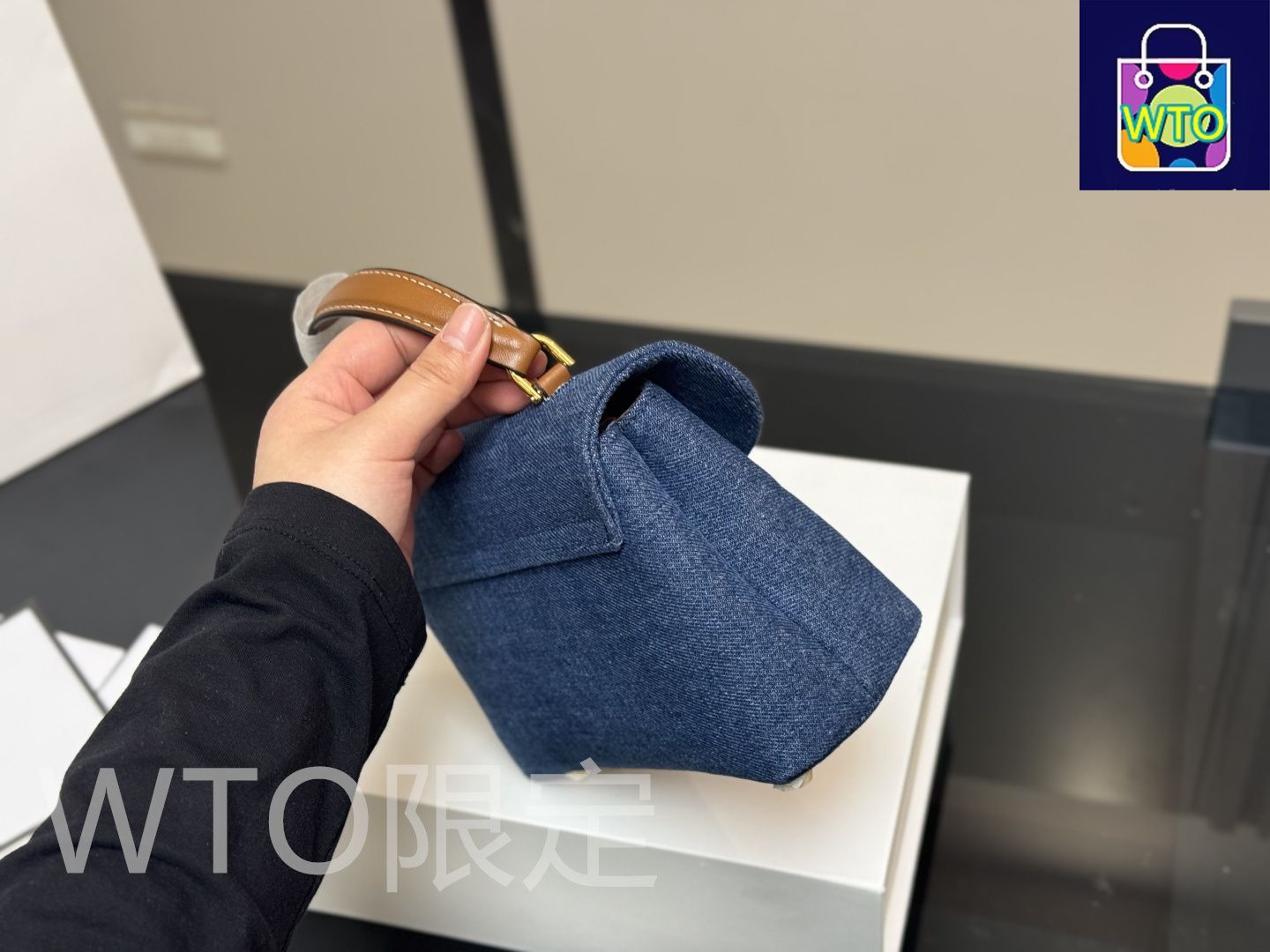 VIP価格.CELINE オノリン ミニ バッグ 関税送料込み セリーヌミニクロード トリンオフ 黒 ゴールド金具 レディース