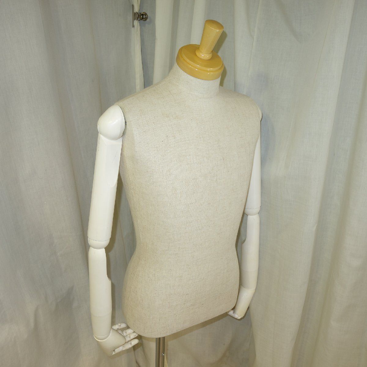 【美品】ステンレストルソー　布製ベージュ　土台付き 男性 木製首 撮影用 美品】ステンレストルソー 布製ベージュ 土台付き 男性 木製首 撮影用