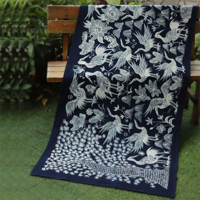 【草木染・手作り】白鶴舞う藍染ろうけつ布｜天然素材×伝統美｜テーブル・壁掛け装飾に最適 天然藍染 手染めコットン テーブルクロス 手描き蝋染 伝統手工芸 インテリア 草木染・手作り】白鶴舞う藍染ろうけつ布｜天然素材×伝統美｜ろうけつ