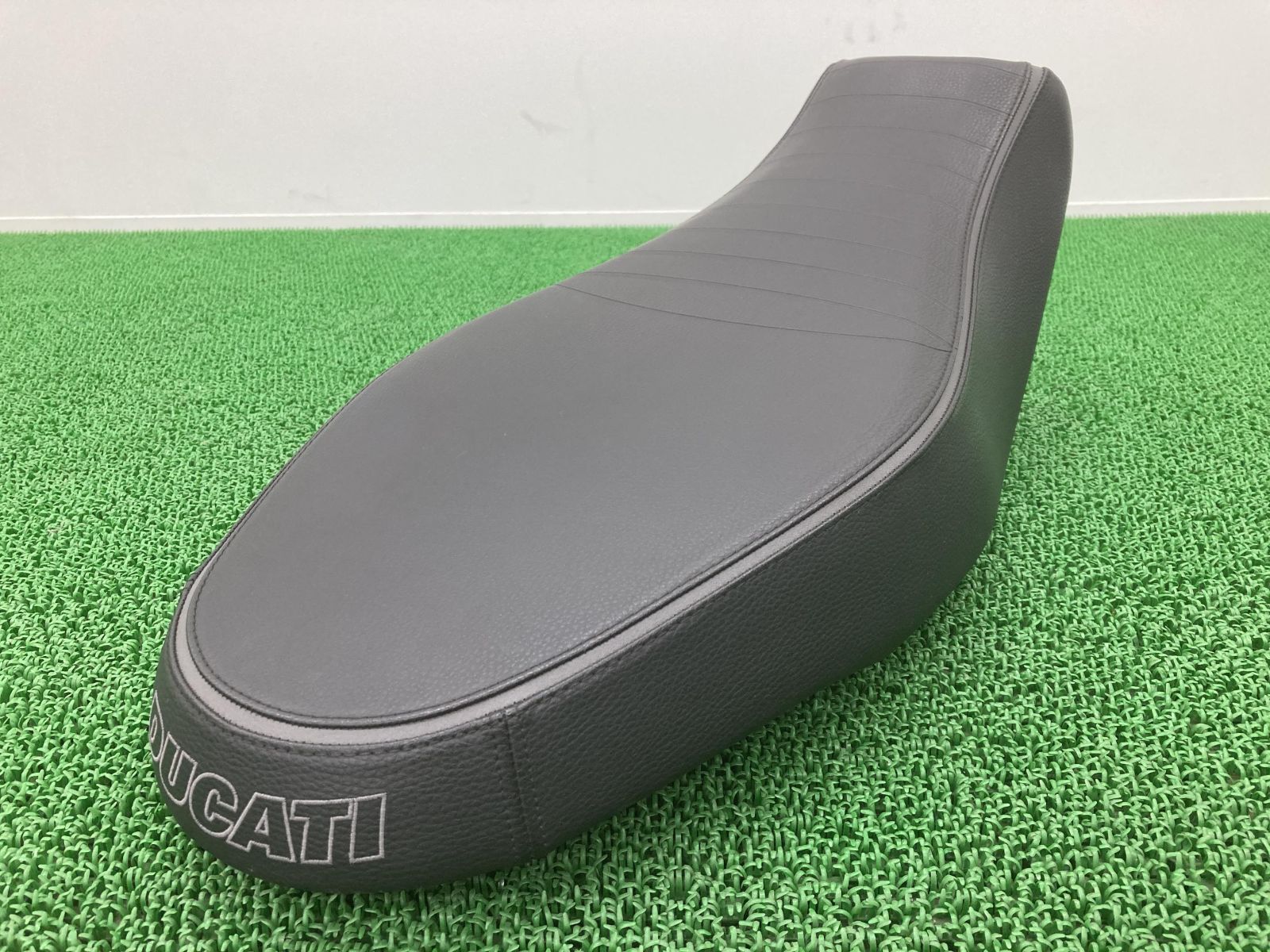 バイクシート【ducati sixty2 純正】 Ducati Scrambler スクランブラー 純正シート ドゥカティ スクラン