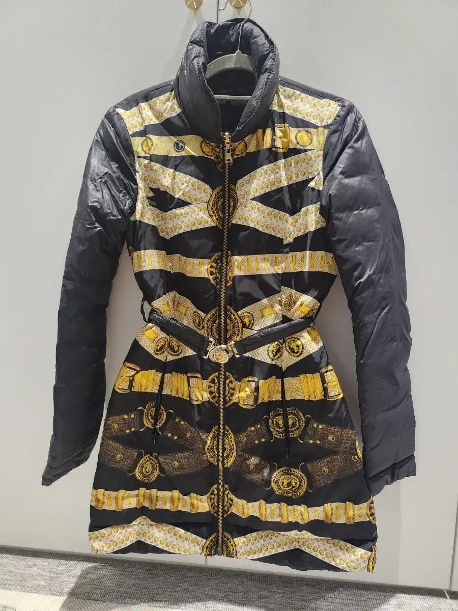 Versace ヴェルサーチェ 軽量ダウン レディース