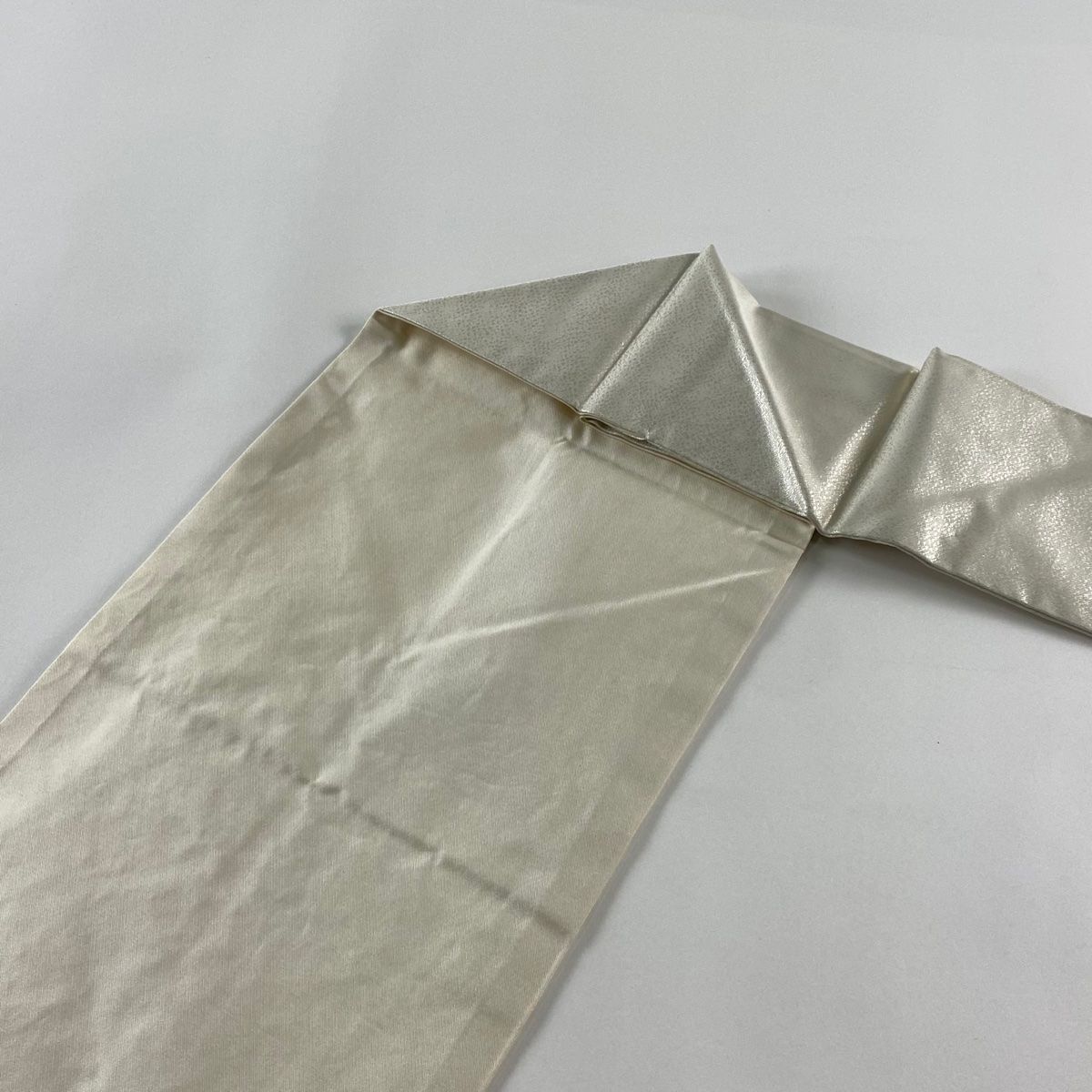 未使用品 名古屋帯 博多織 枝花 唐草花 クリーム くすみ紫 3m57cm正絹 名古屋帯 優品 落款 枝花 銀糸 刺繍 クリーム 正絹 【中古