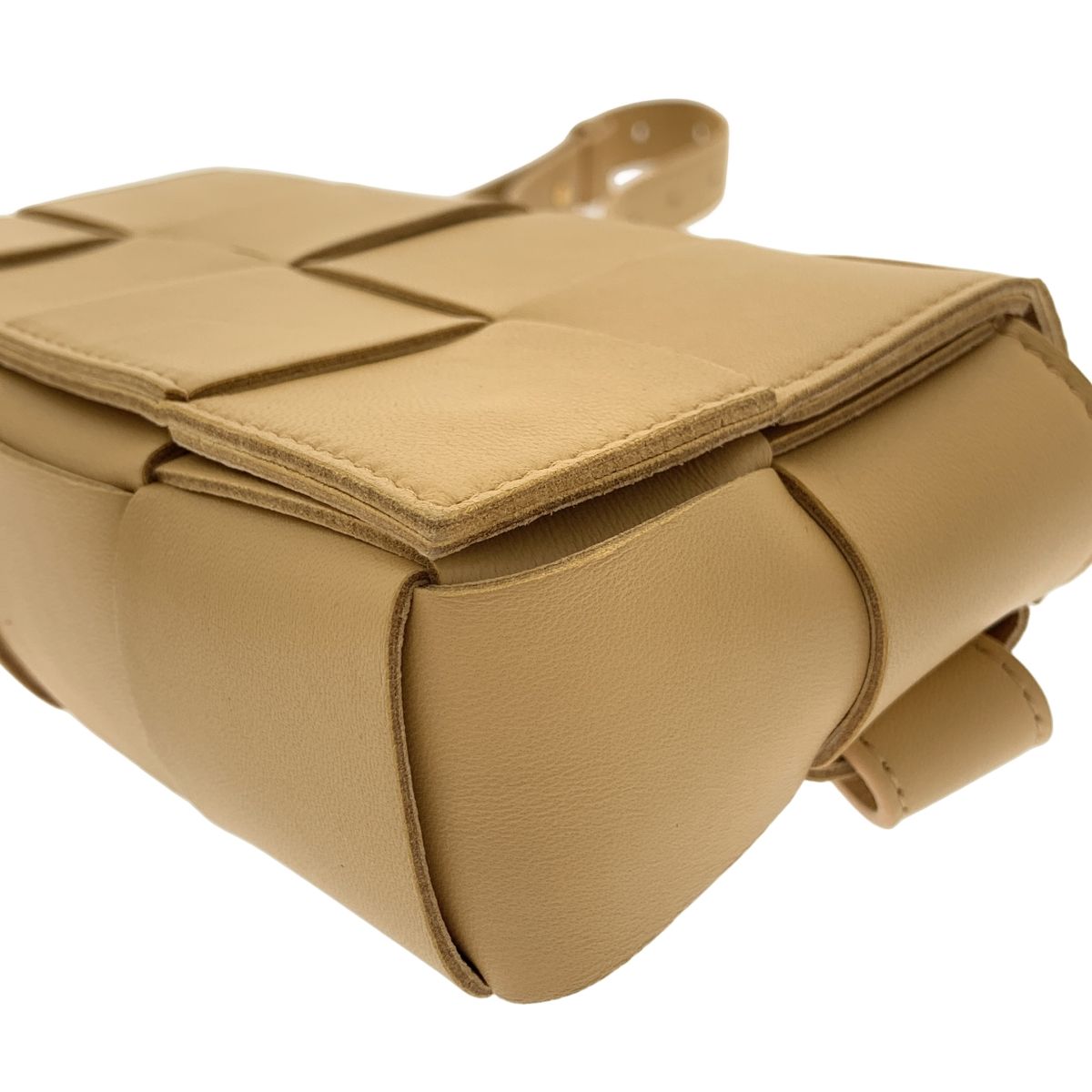 品質が完璧、値段が激安！ BOTTEGA VENETA | ボッテガヴェネタ | CASSETTE | カセット クロスボディ ショルダーバッグ | ベージュ | レディース １００％正規品保証！