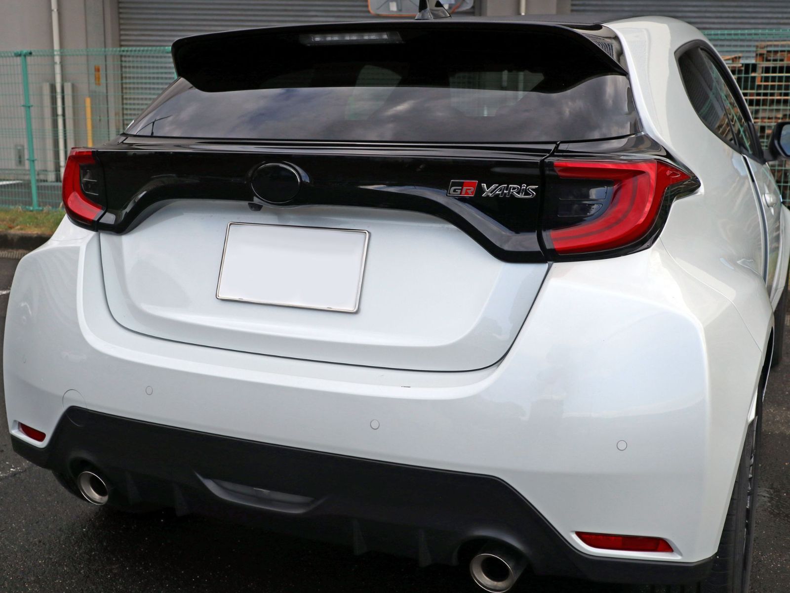Tint+何度も貼れるエンブレム スモークフィルム(ブラックスモーク5％ 前後セット) GRヤリス GXPA16/MXPA12 gr ヤリス yaris mxpa16 gxpa12