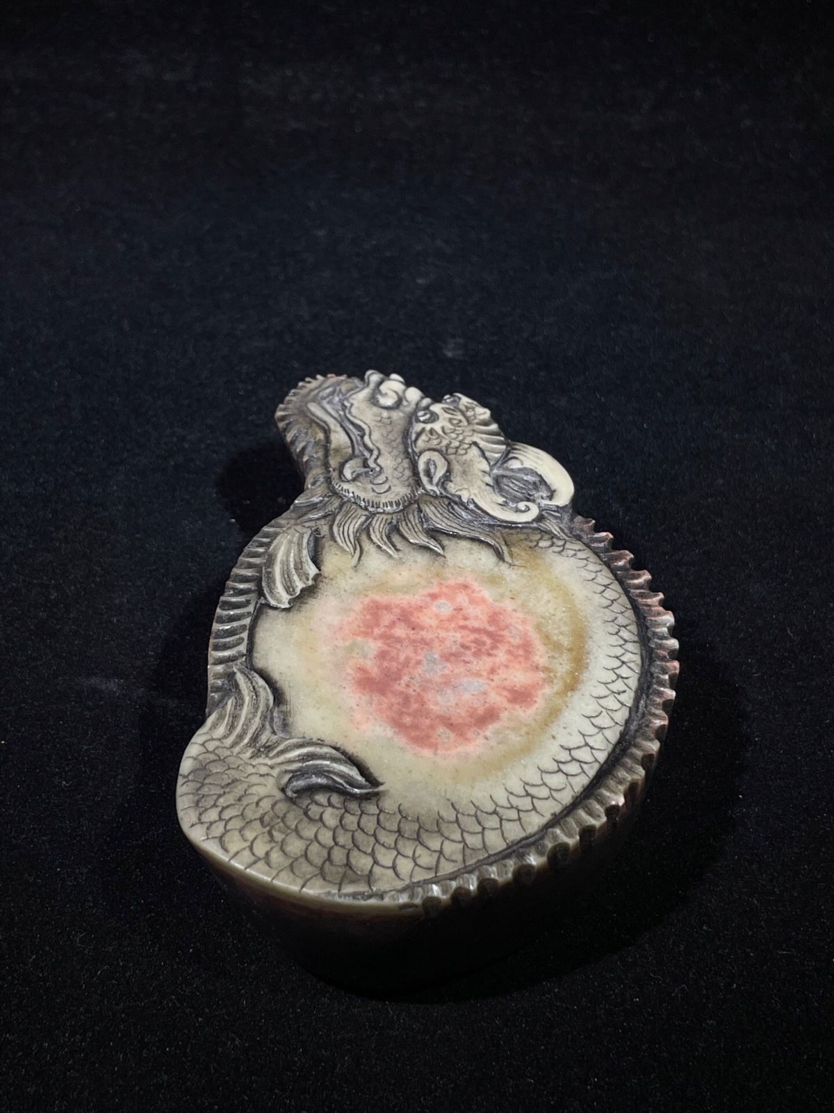 旧家蔵出し 魚化成龍紋硯台 手把硯 紫袍玉 文房具 書道品 置物