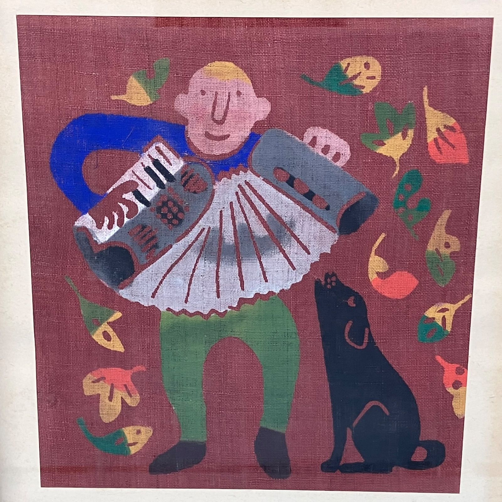 アコーディオンを弾く男性と犬