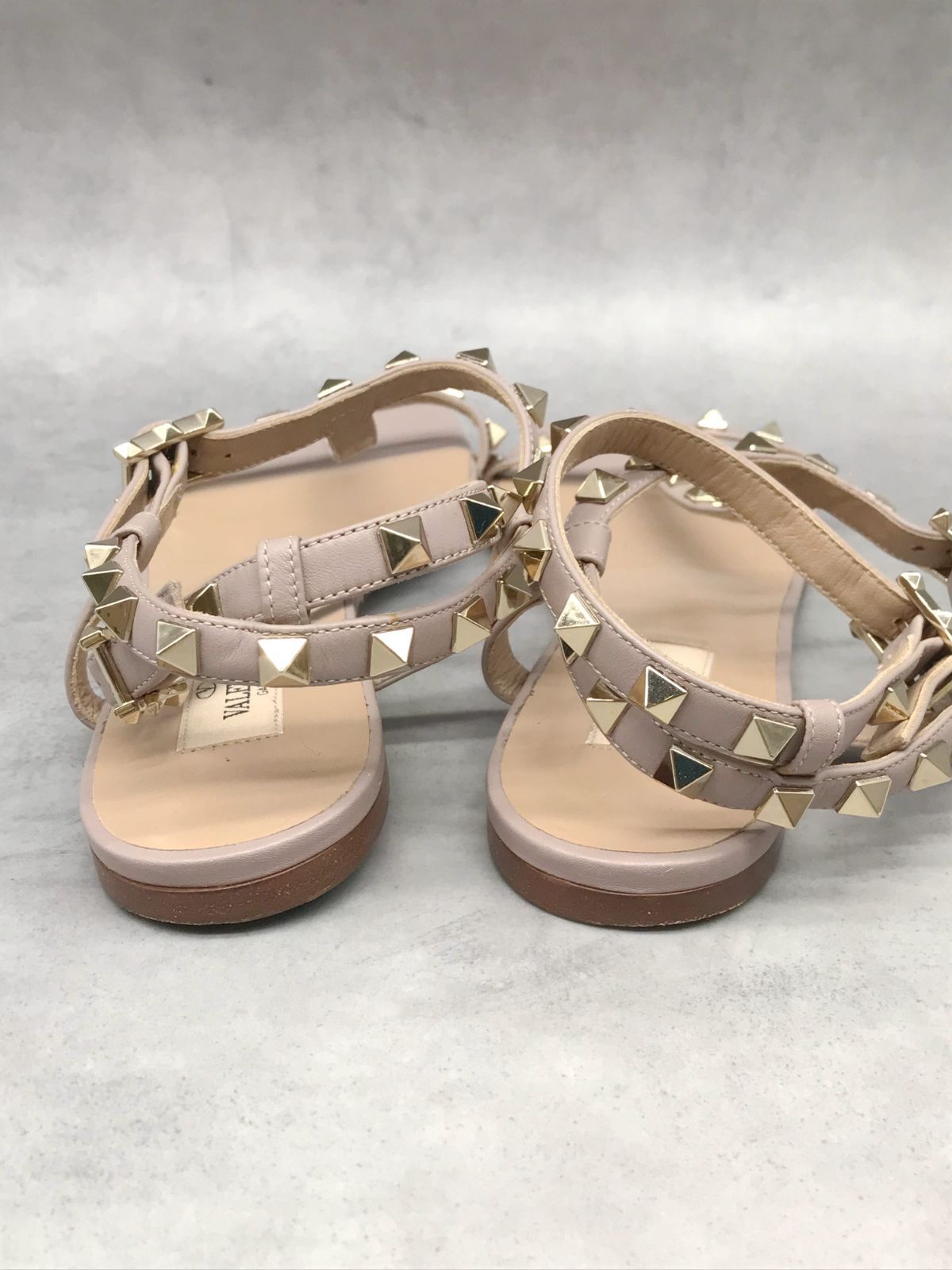 VALENTINO ロックフラットサンダル 38 訳あり 【公式通販】