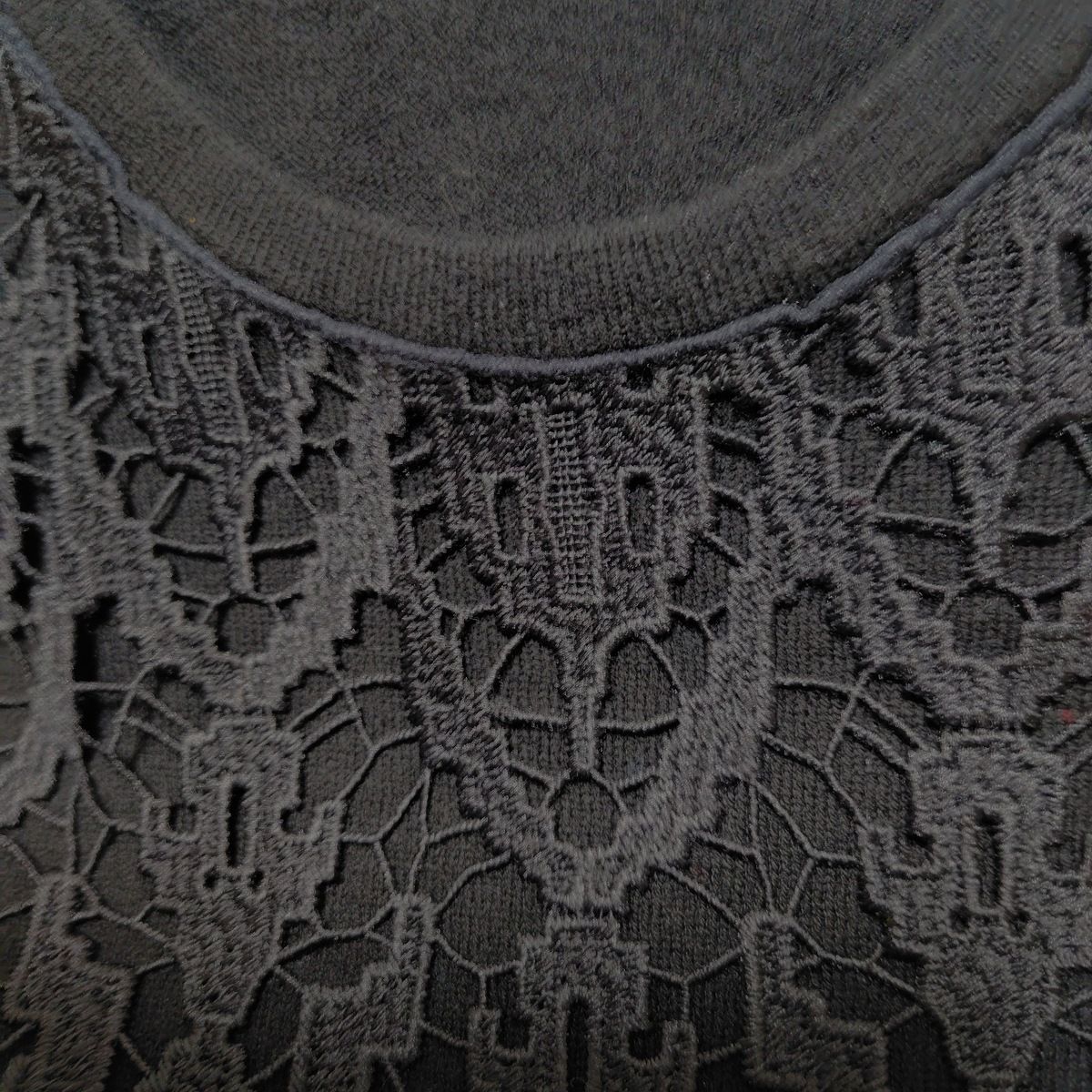 黒 クルーネック