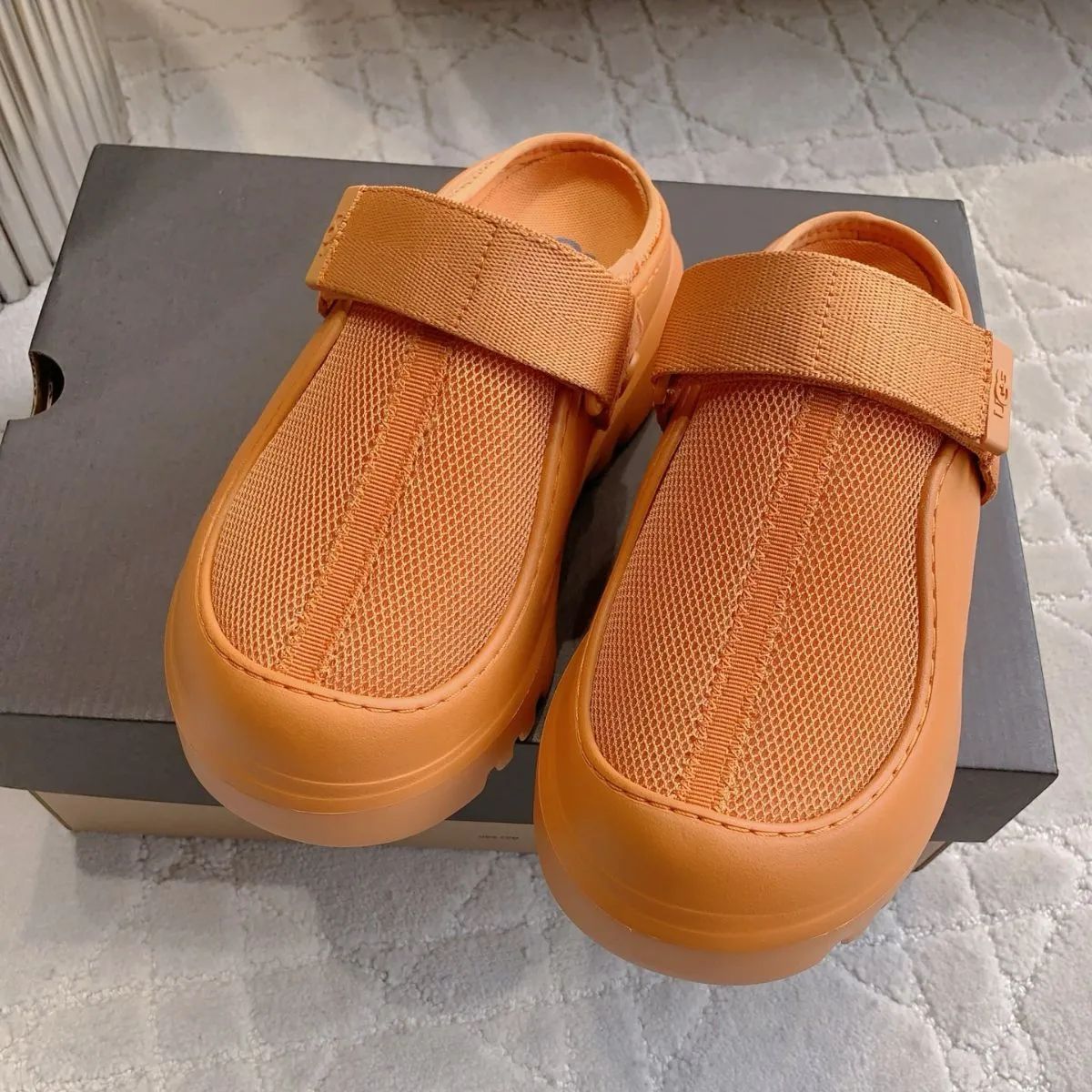 UGGJapan | ジジ・ハディッド（@gigihadid）が履いているのは