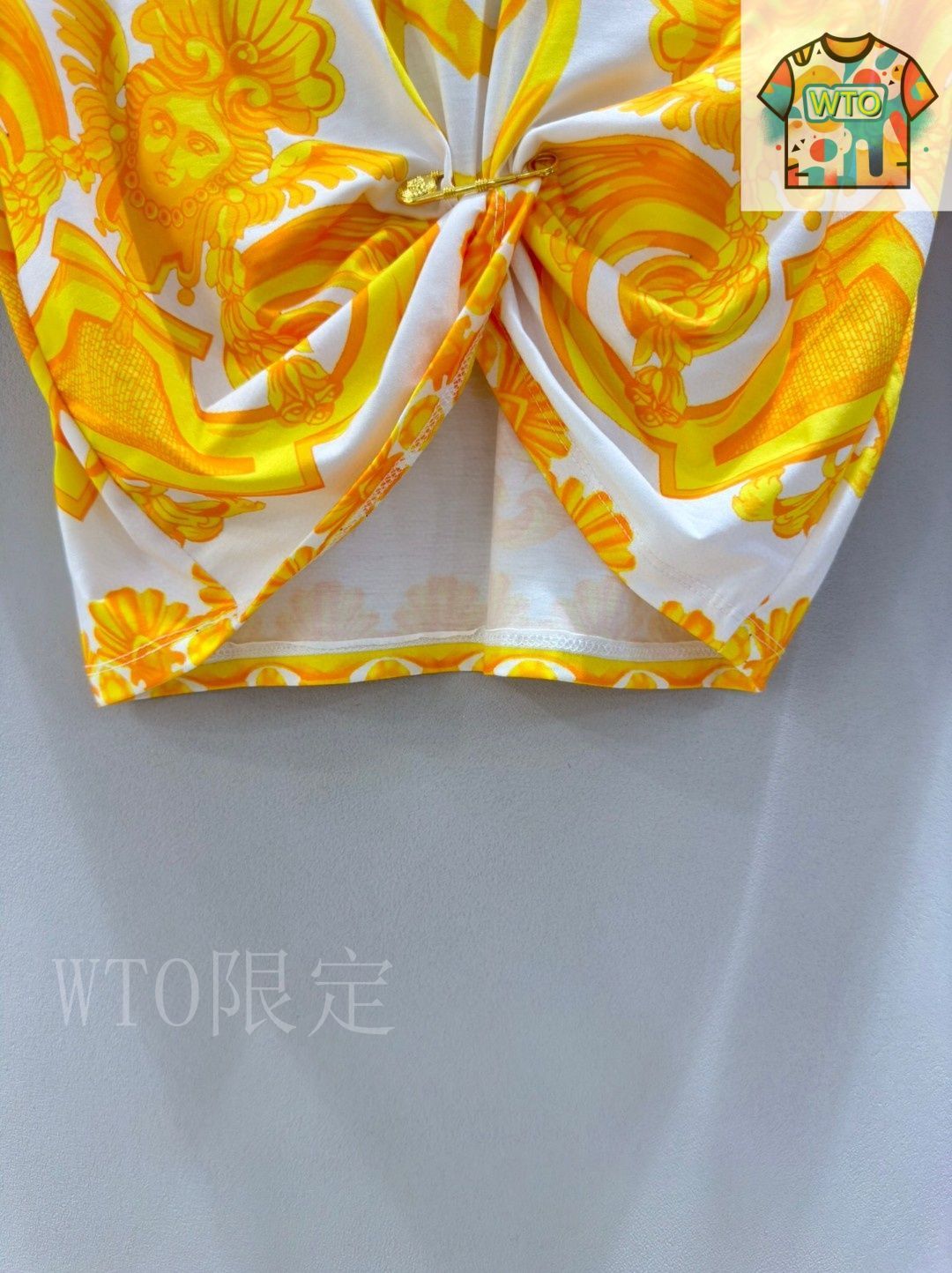 今日特価】VERSACE Baroque Print Pin-Embellished Ruched Crop