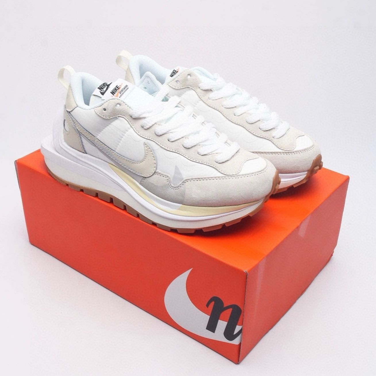 人気 Sacai × Nike VaporWaffle White Gum メンズ スニーカー 箱付 ホワイト