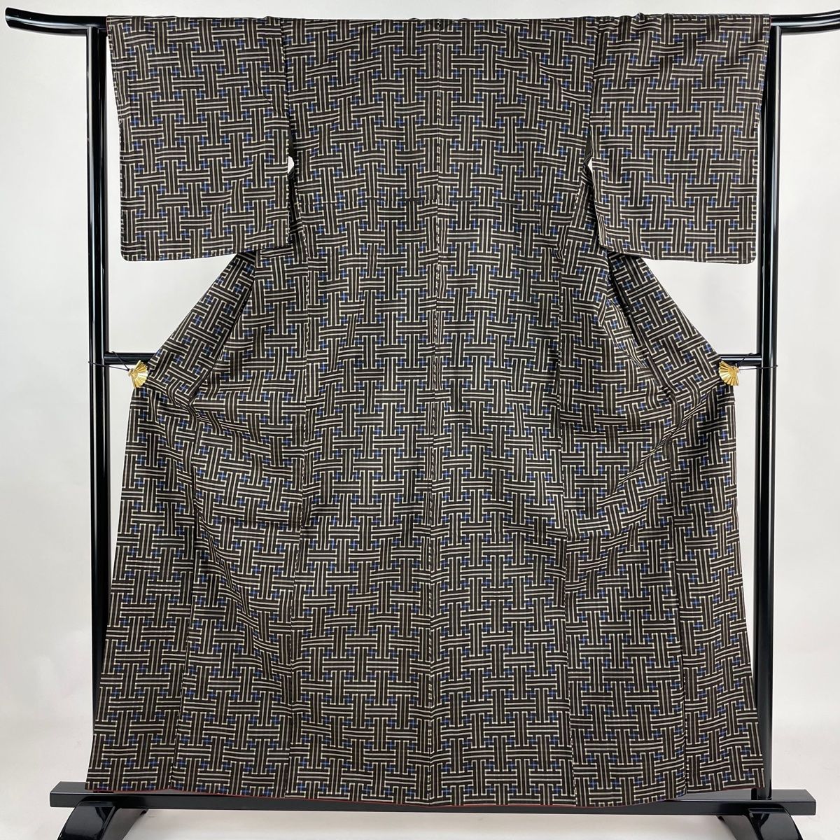 紬 身丈159.5cm 裄丈64cm M 袷 紗綾形 焦茶色 正絹 名品