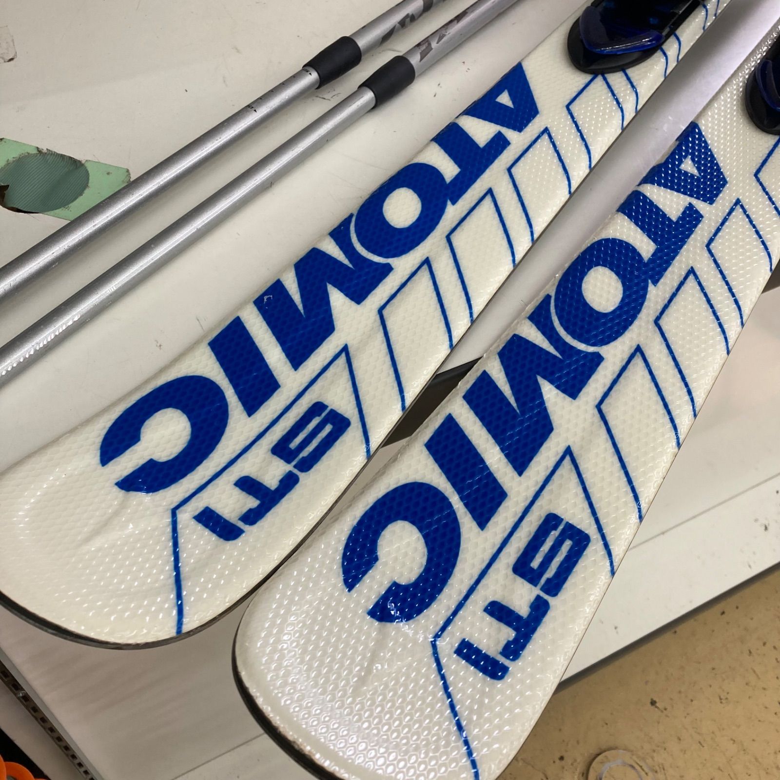 ATOMIC アトミック