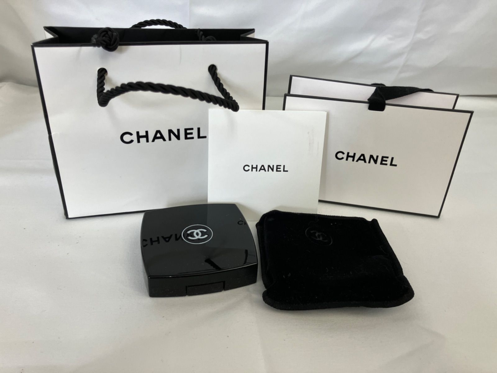 CHANELキャトル オンブル　アリュールエエクラ アイシャドウ