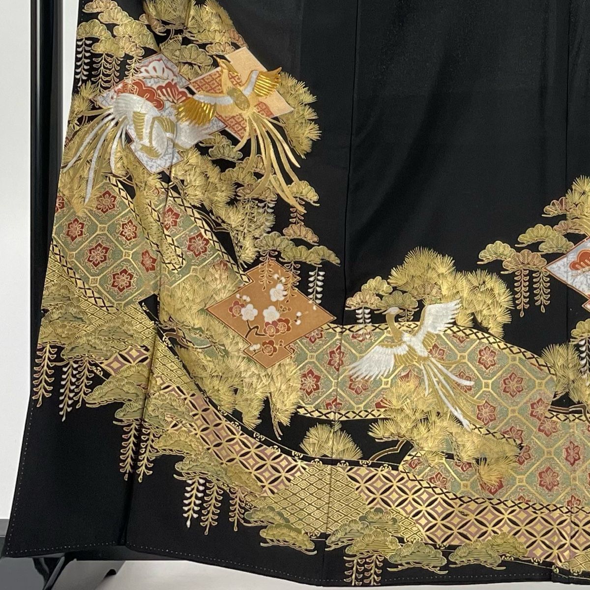 黒留袖 身丈164cm 裄丈66cm M 袷 巻物 桜 刺繍 謝っ 金糸 黒 正絹 黒留袖 身丈164cm 裄丈66cm M 袷 巻物 桜 刺繍 謝っ 金糸 黒 正絹