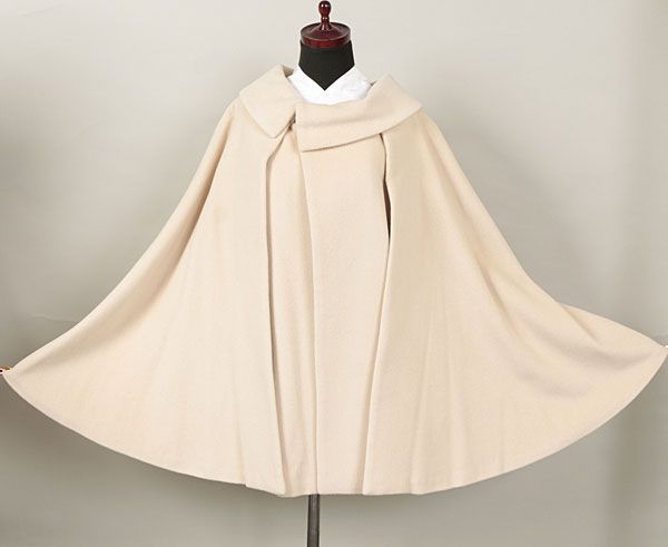 ベージュ アンゴラ100% ポンチョ・ケープコート（ISSEY MIYAKE