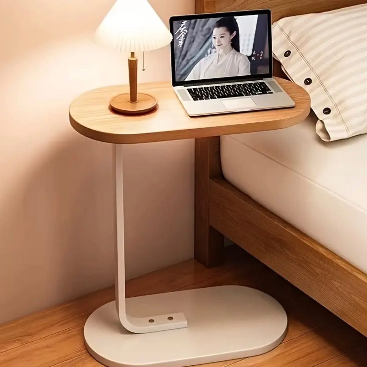 ナイトテーブル サイドテーブル モダン 北欧 ウォールナットウッド エンドテーブル ソファサイド コンパクト設計 ラップトップスロット ランプスペース付き ブラックメタルベース 簡単組立 ワークスペース リビング ベッドルーム兼用 エンジニアード MARWIL-DEMENAGEMENTS_CH