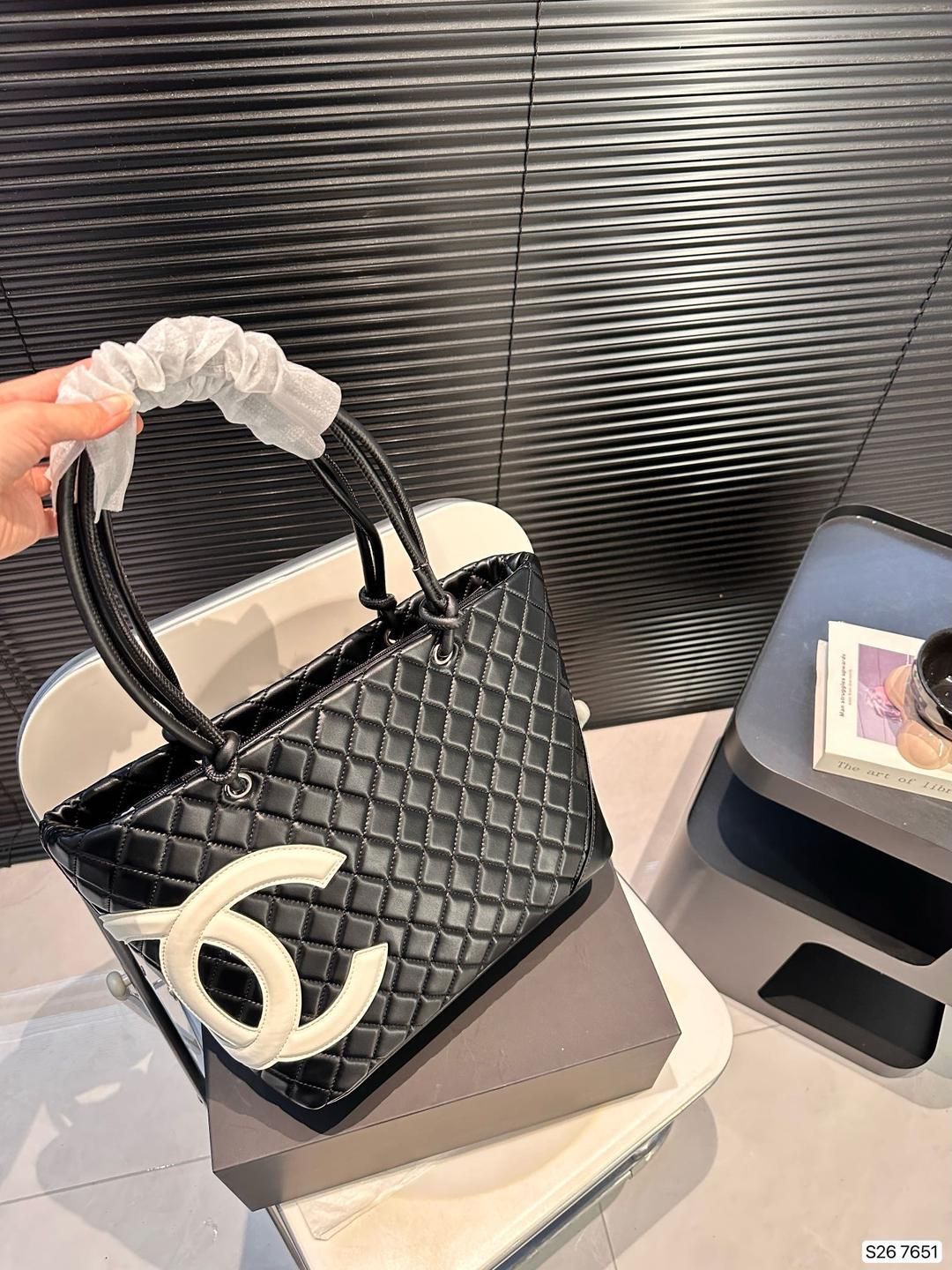 CHANELシャネルの控えめで質感のあるショルダーバッグ｜