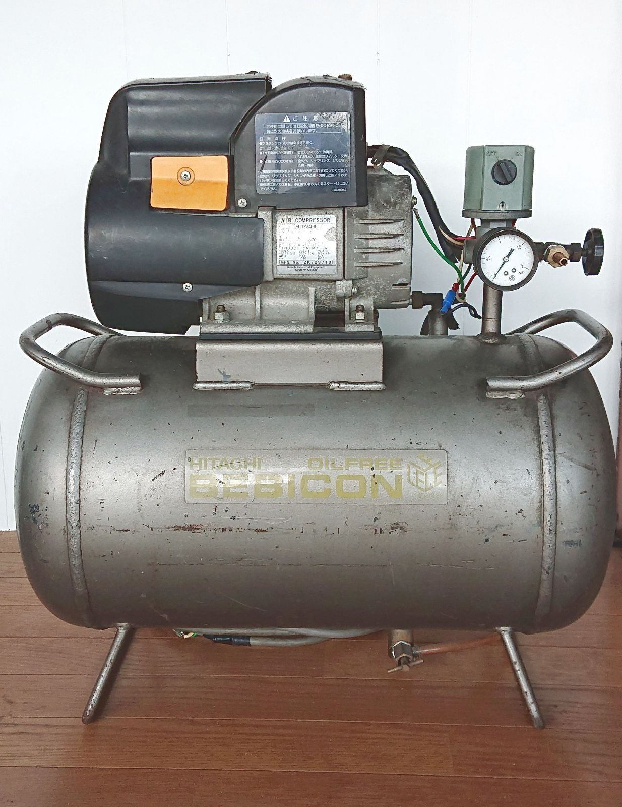 【中古品】HITACHI オイルフリーコンプレッサー 0.4LE-7T 200V