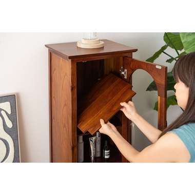 ハンドメイドで製造している為 小傷がある場合がございます.気になる方は恐れ入りますがご はお控えください スリムキャビネット 飾り棚 収納家具 スリム アーチデザイン アーチ扉 アーチ ミンディ材 天然木 アンティーク 扉付 棚付 ダイニング キッチン MARWIL-DEMENAGEMENTS_CH