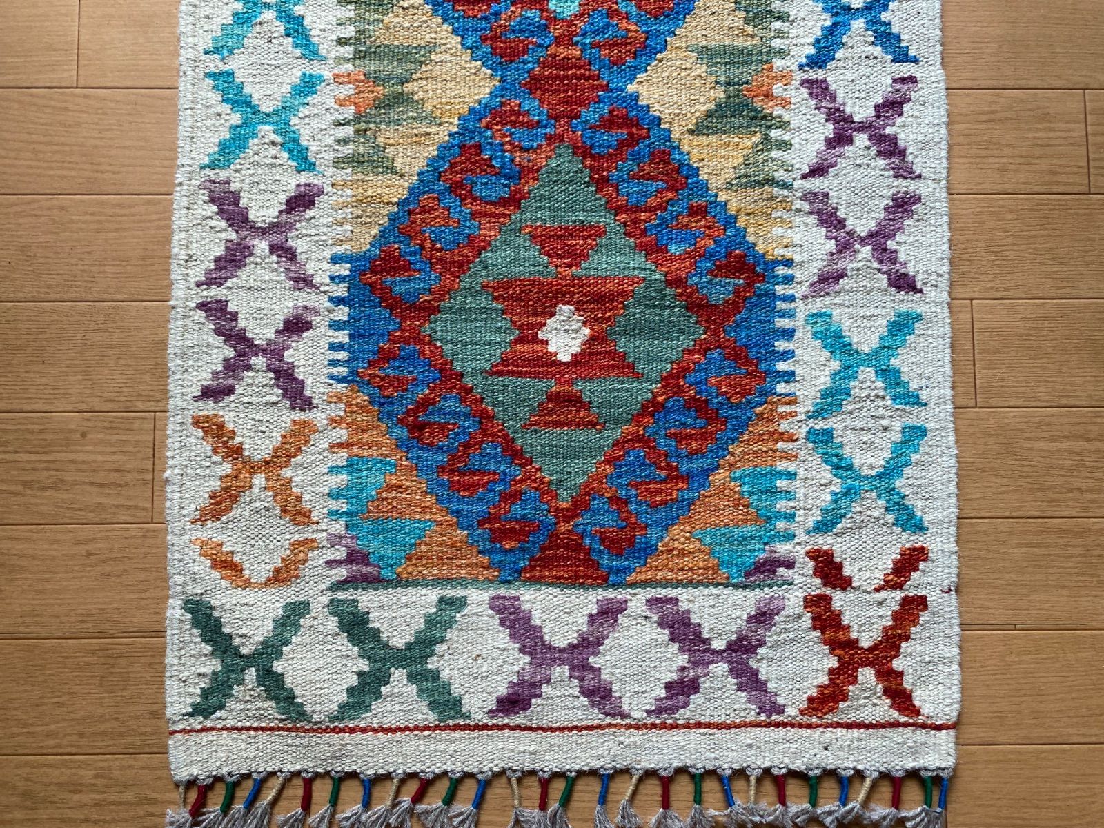 とても素敵な総草木染アフガニスタンキリム ソファの前やベッドの前