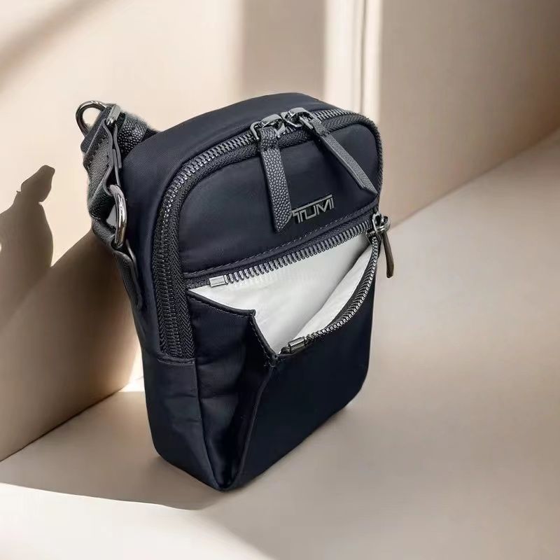 新品✨ TUMI トゥミ ショルダーバッグ VOYAGEUR 196614 ペルシャ 軽量  