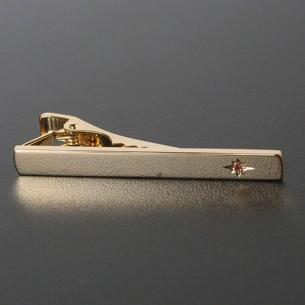 鎌倉カフス工房 7月の誕生石 ゴールドルビーネクタイピン（タイバー） 鎌倉カフス工房　7月の誕生石　ゴールドルビーネクタイピン（タイバー）