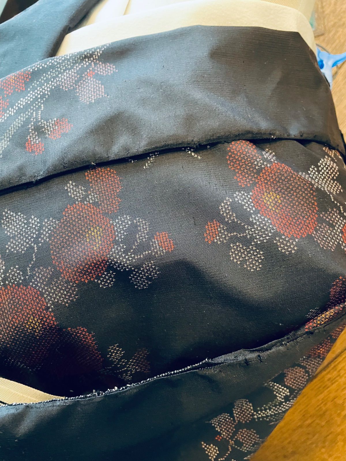 大島紬 赤い菊模様