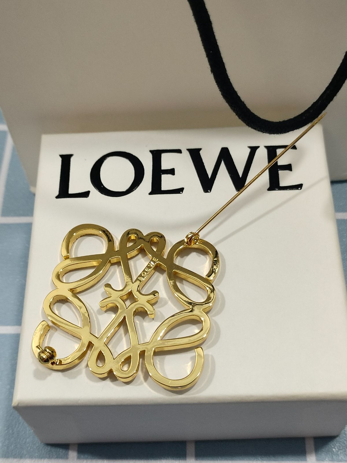 ☆人気☆LOEWE(ロエベ)　ブローチ　オシャレ　💕✨即購入OK！箱付き✨