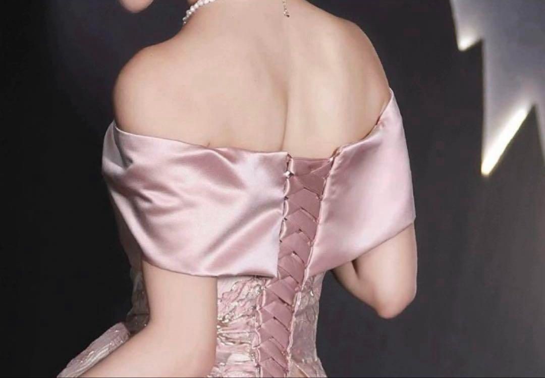 胸元のリボンのデザインが可愛い オフショル イブニングドレス リボンのデザインと花柄が可愛い オフショルイブニングドレス