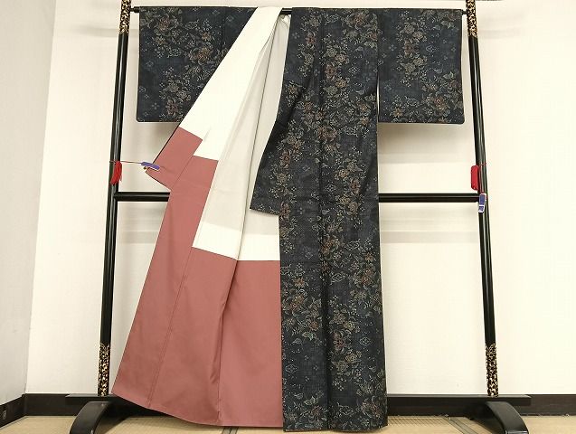 平和屋着物○都喜ヱ門 本場大島紬 泥染 彩華の魅惑 藤絹織物謹製 証紙  