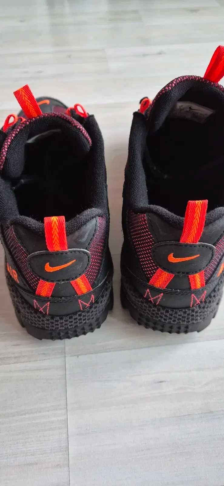 NIKE