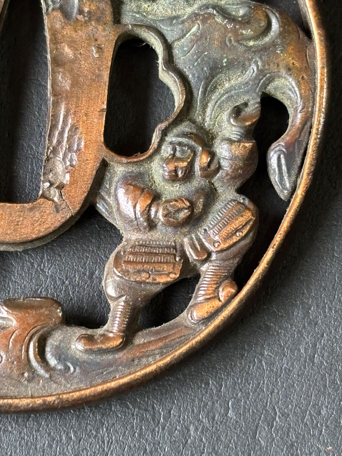 日本刀装具　家紋の図　三つ葉葵　刀鍔　銅地　細工　金メッキ　鍔　刀剣美術　武道具 日本刀装具 刀鍔 家紋の図 三つ葉葵 銅地 細工 金メッキ 刀剣美術