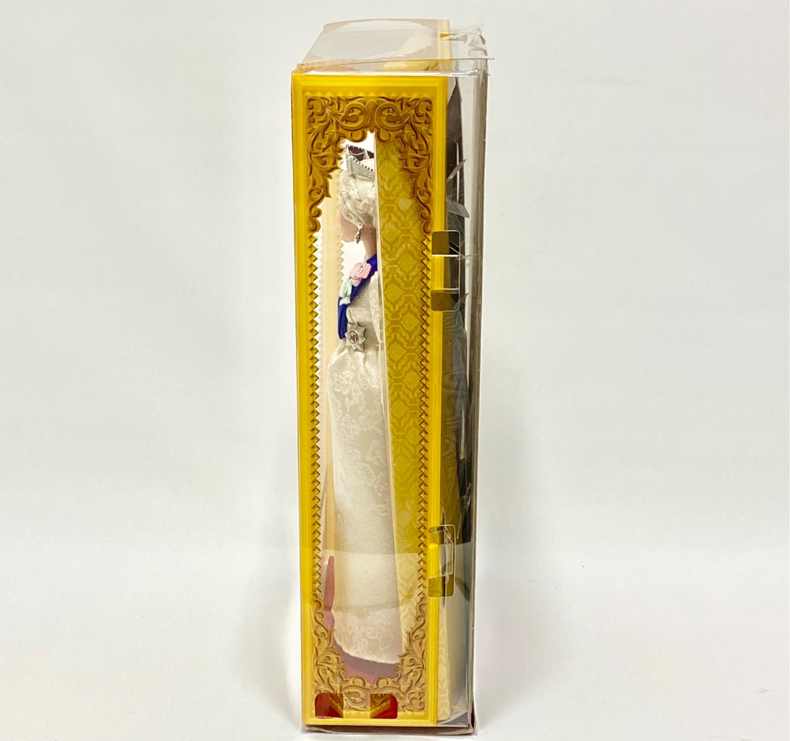新品】 プラチナジュビリー エリザベス女王 バービー人形は※箱に傷み