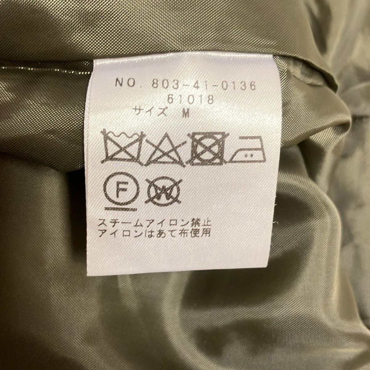- カーキ