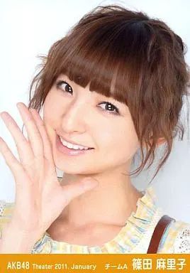 中古】生写真(AKB48・SKE48) 篠田麻里子/顔アップ/アゴに手/劇場