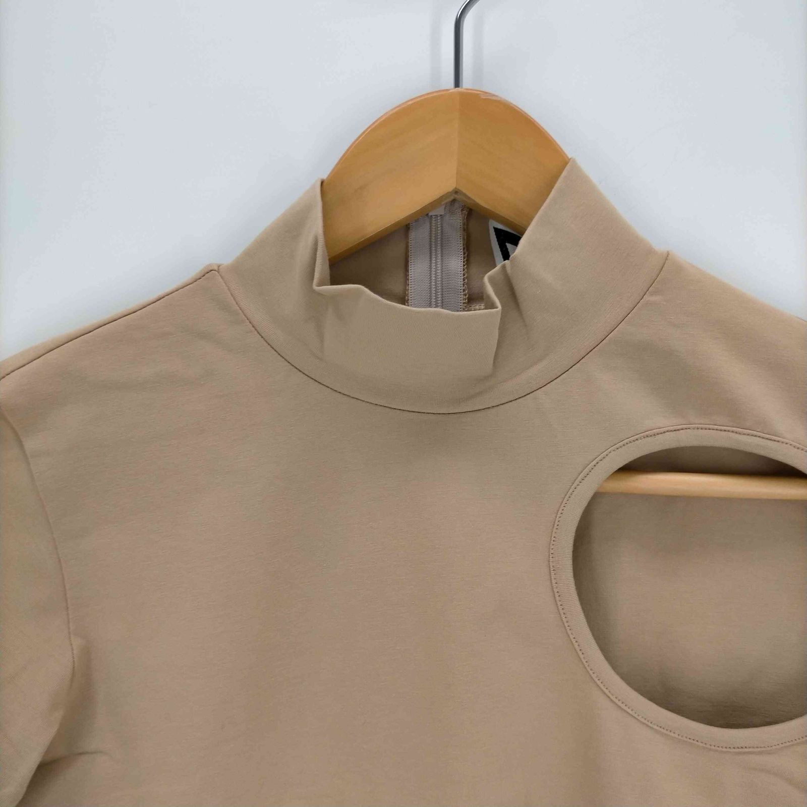 USED古着(ユーズドフルギ) {{JOHN}} NUDE FITTED CUT-OUT TOP レディー 中古 古着 0247 ユーズドフルギ USED古着 NUDE FITTED CUT-OUT TOP レディース