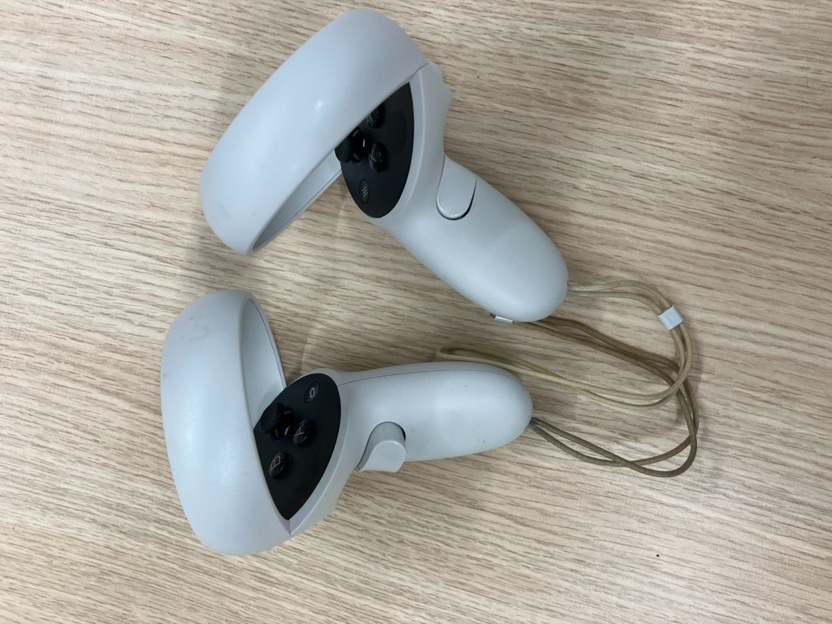 メタクエスト2 本体　プラス　アクセサリコントローラー右がジャンク ジャンク メタクエスト2 Meta Quest2 左右 コントローラー - メルカリ