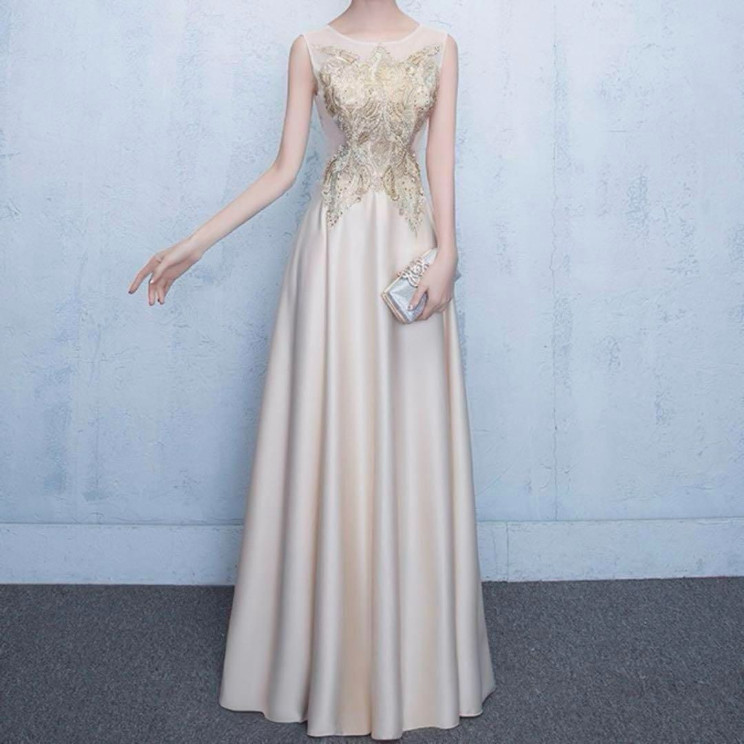 オシャレでゴージャスなデザインのシンプルなイブニングドレス