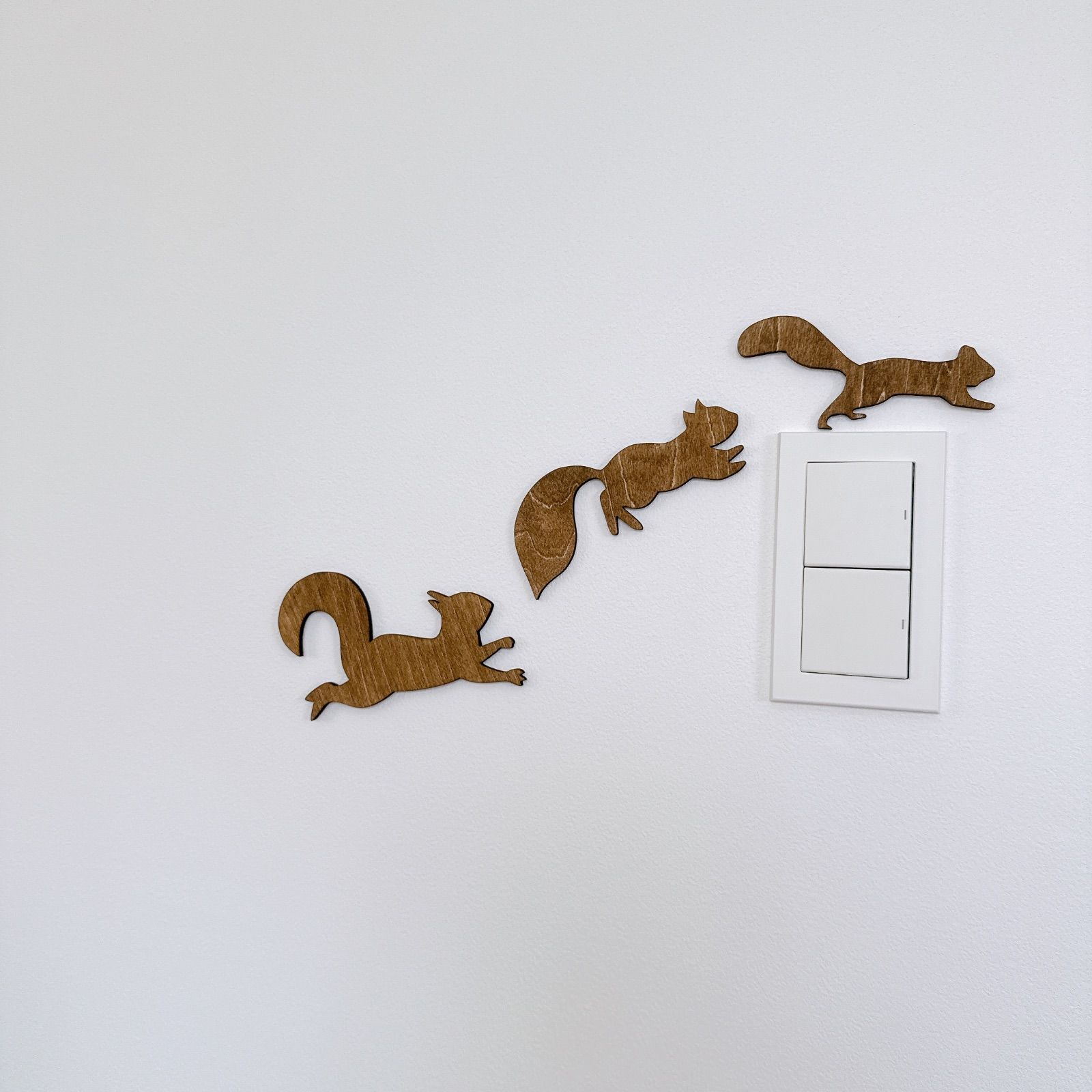 リス ウォールデコ 3匹セットシナベニア ウォールナット 粘着タック