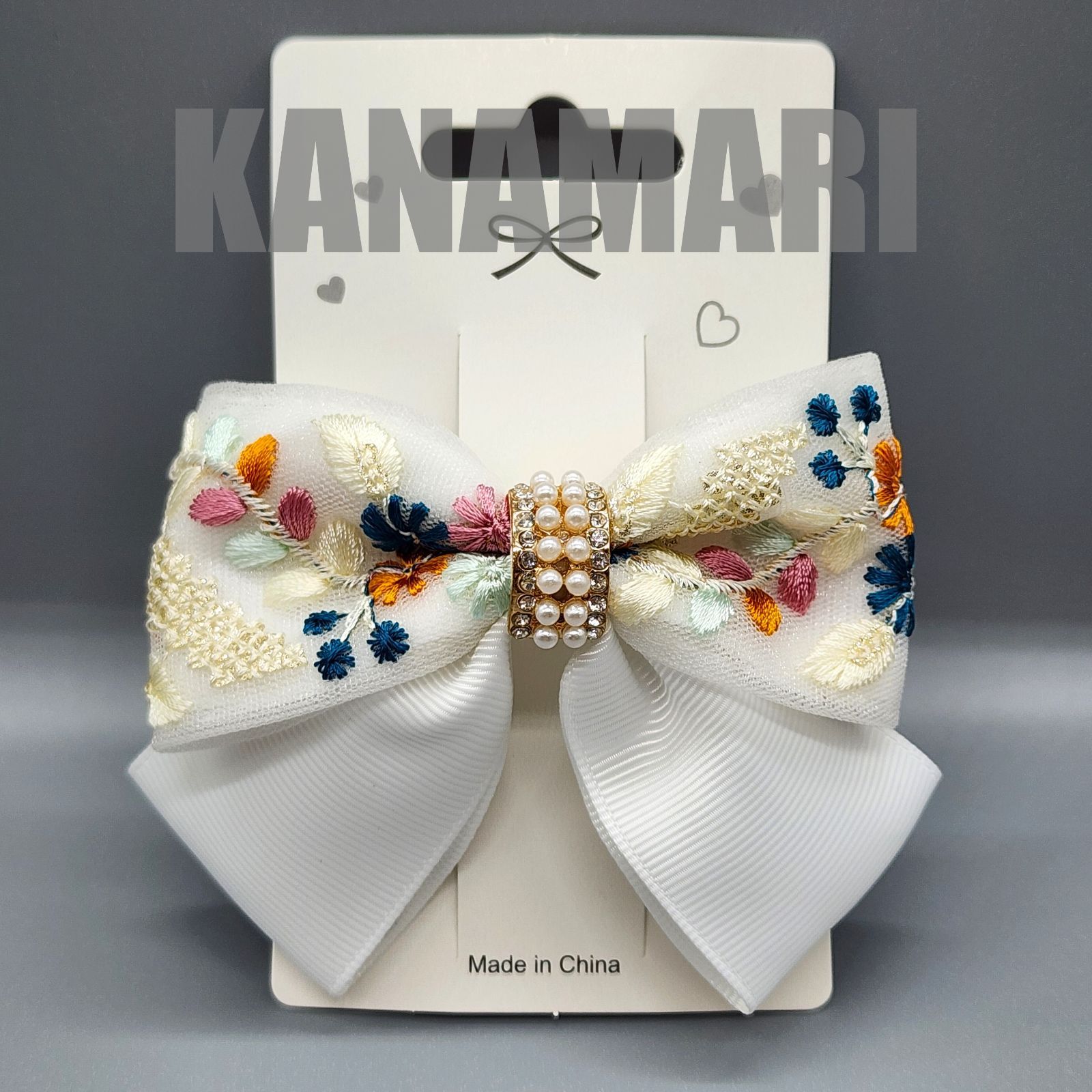[241]インド刺繍リボンのバレッタ（白系）、ハンドメイド、パールとラインストーンのチャーム付き