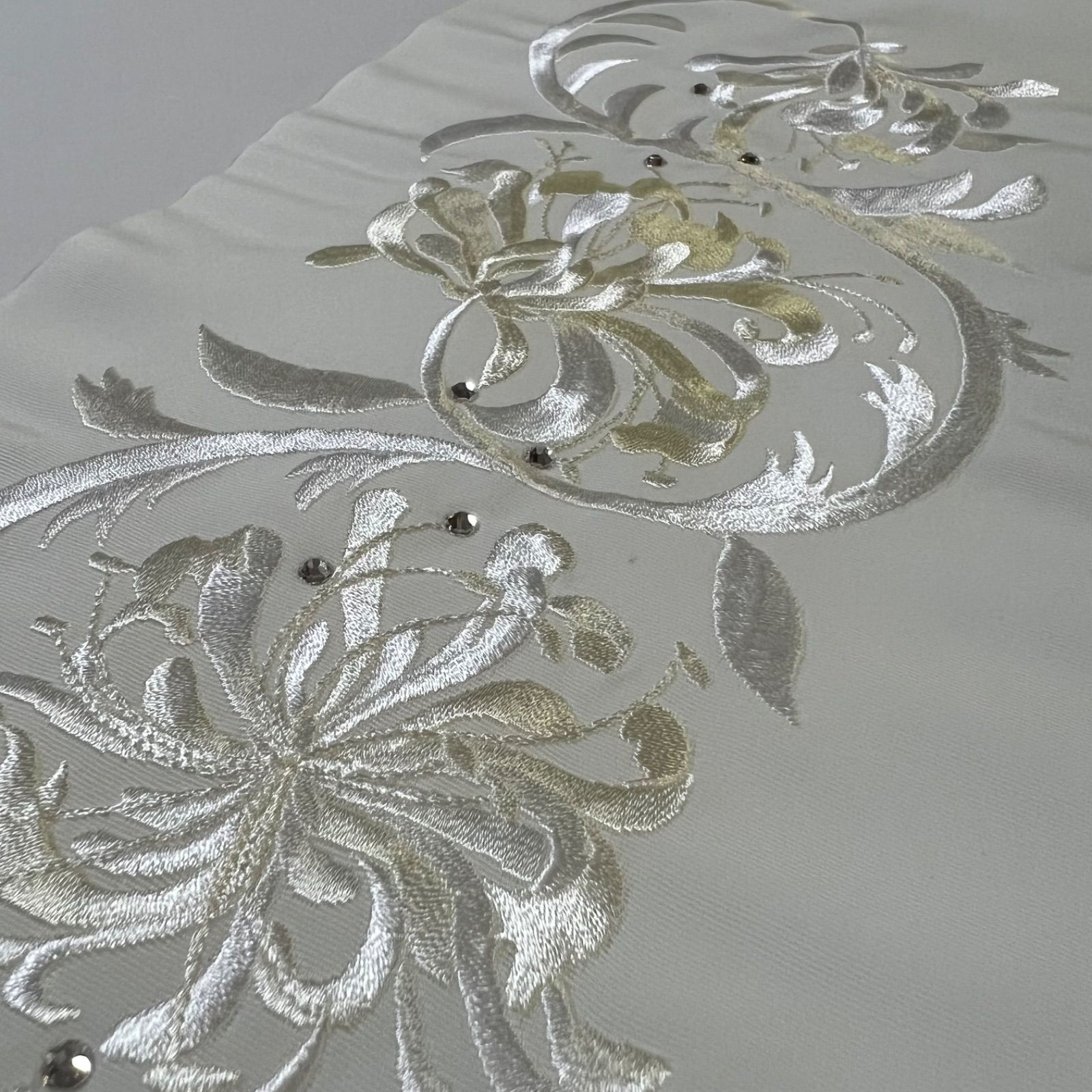 L 024 刺繍半衿 白 アラベスク ラインストーン